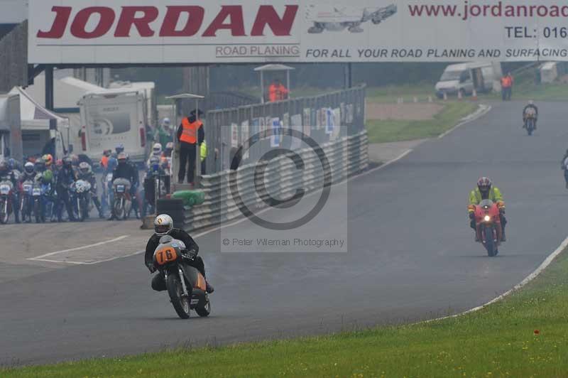 Mallory park Leicestershire;Mallory park photographs;Motorcycle action photographs;classic bikes;event digital images;eventdigitalimages;mallory park;no limits trackday;peter wileman photography;vintage bikes;vintage motorcycles;vmcc festival 1000 bikes