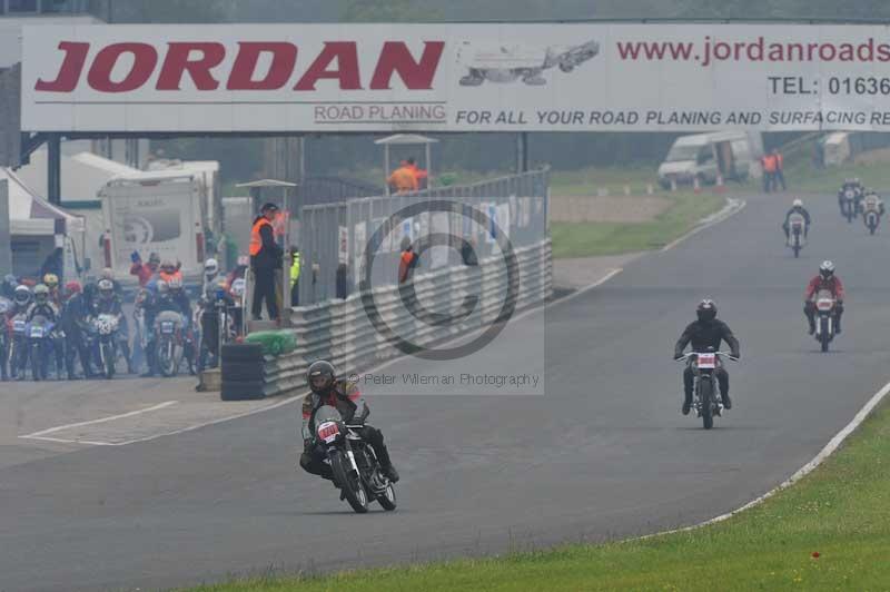 Mallory park Leicestershire;Mallory park photographs;Motorcycle action photographs;classic bikes;event digital images;eventdigitalimages;mallory park;no limits trackday;peter wileman photography;vintage bikes;vintage motorcycles;vmcc festival 1000 bikes