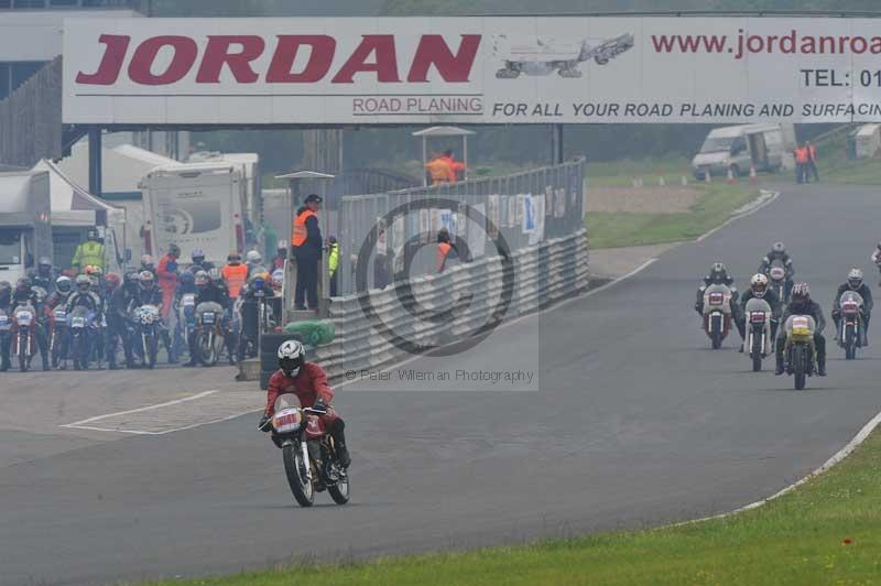 Mallory park Leicestershire;Mallory park photographs;Motorcycle action photographs;classic bikes;event digital images;eventdigitalimages;mallory park;no limits trackday;peter wileman photography;vintage bikes;vintage motorcycles;vmcc festival 1000 bikes