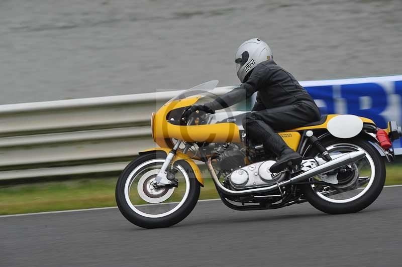 Mallory park Leicestershire;Mallory park photographs;Motorcycle action photographs;classic bikes;event digital images;eventdigitalimages;mallory park;no limits trackday;peter wileman photography;vintage bikes;vintage motorcycles;vmcc festival 1000 bikes