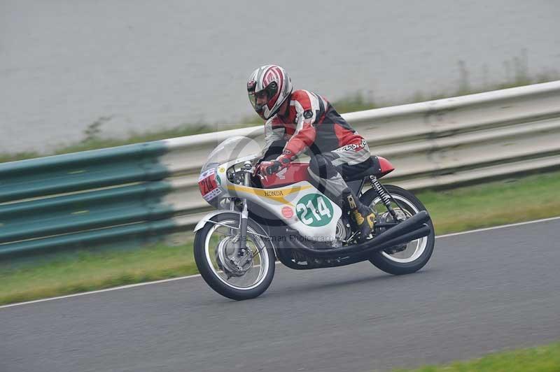 Mallory park Leicestershire;Mallory park photographs;Motorcycle action photographs;classic bikes;event digital images;eventdigitalimages;mallory park;no limits trackday;peter wileman photography;vintage bikes;vintage motorcycles;vmcc festival 1000 bikes