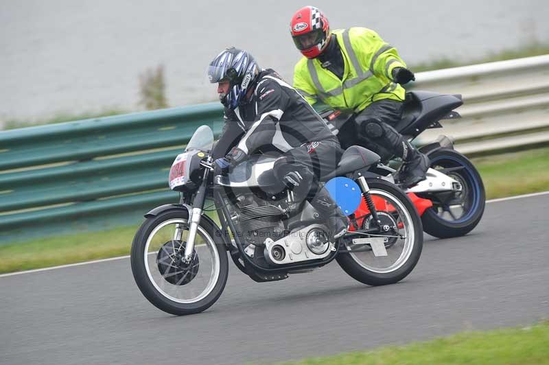 Mallory park Leicestershire;Mallory park photographs;Motorcycle action photographs;classic bikes;event digital images;eventdigitalimages;mallory park;no limits trackday;peter wileman photography;vintage bikes;vintage motorcycles;vmcc festival 1000 bikes