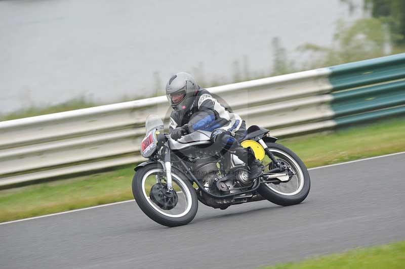 Mallory park Leicestershire;Mallory park photographs;Motorcycle action photographs;classic bikes;event digital images;eventdigitalimages;mallory park;no limits trackday;peter wileman photography;vintage bikes;vintage motorcycles;vmcc festival 1000 bikes