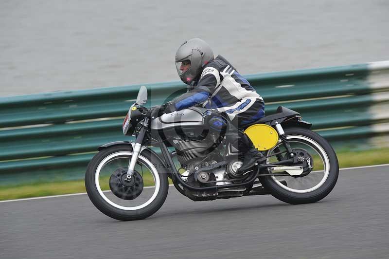 Mallory park Leicestershire;Mallory park photographs;Motorcycle action photographs;classic bikes;event digital images;eventdigitalimages;mallory park;no limits trackday;peter wileman photography;vintage bikes;vintage motorcycles;vmcc festival 1000 bikes