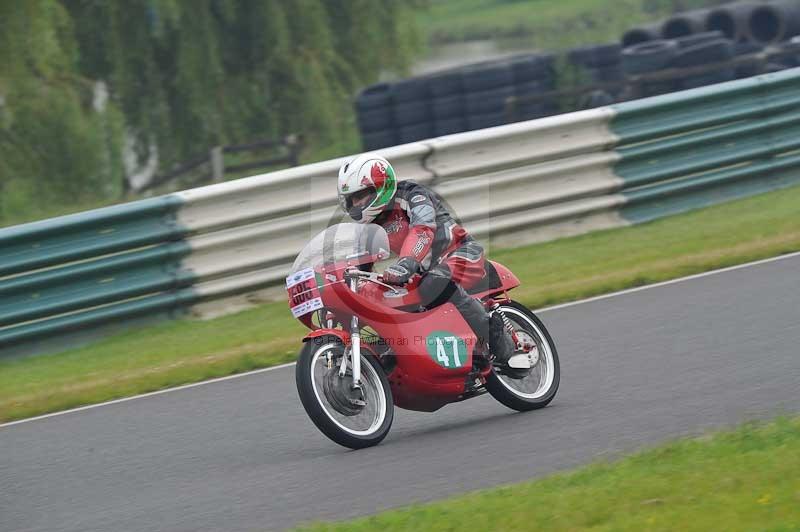 Mallory park Leicestershire;Mallory park photographs;Motorcycle action photographs;classic bikes;event digital images;eventdigitalimages;mallory park;no limits trackday;peter wileman photography;vintage bikes;vintage motorcycles;vmcc festival 1000 bikes