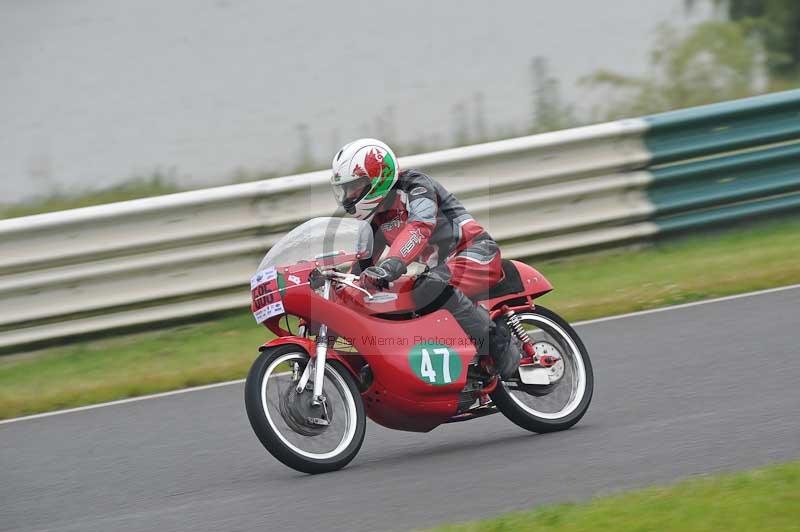 Mallory park Leicestershire;Mallory park photographs;Motorcycle action photographs;classic bikes;event digital images;eventdigitalimages;mallory park;no limits trackday;peter wileman photography;vintage bikes;vintage motorcycles;vmcc festival 1000 bikes