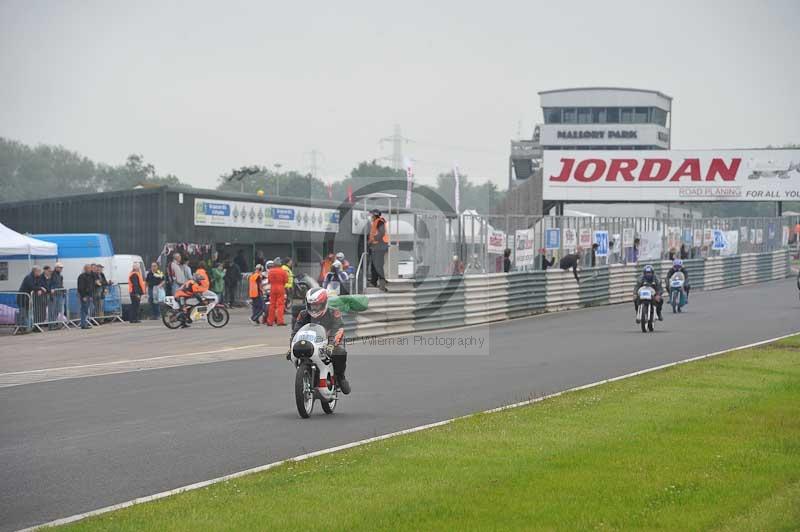 Mallory park Leicestershire;Mallory park photographs;Motorcycle action photographs;classic bikes;event digital images;eventdigitalimages;mallory park;no limits trackday;peter wileman photography;vintage bikes;vintage motorcycles;vmcc festival 1000 bikes