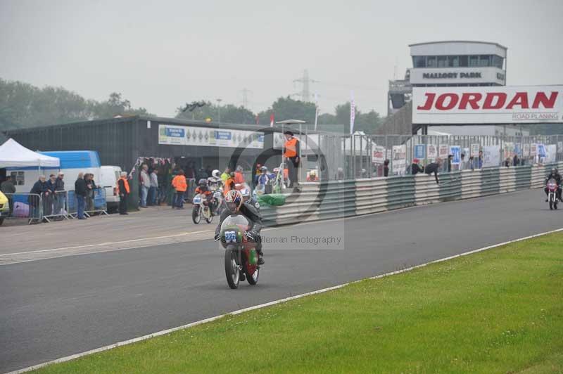 Mallory park Leicestershire;Mallory park photographs;Motorcycle action photographs;classic bikes;event digital images;eventdigitalimages;mallory park;no limits trackday;peter wileman photography;vintage bikes;vintage motorcycles;vmcc festival 1000 bikes