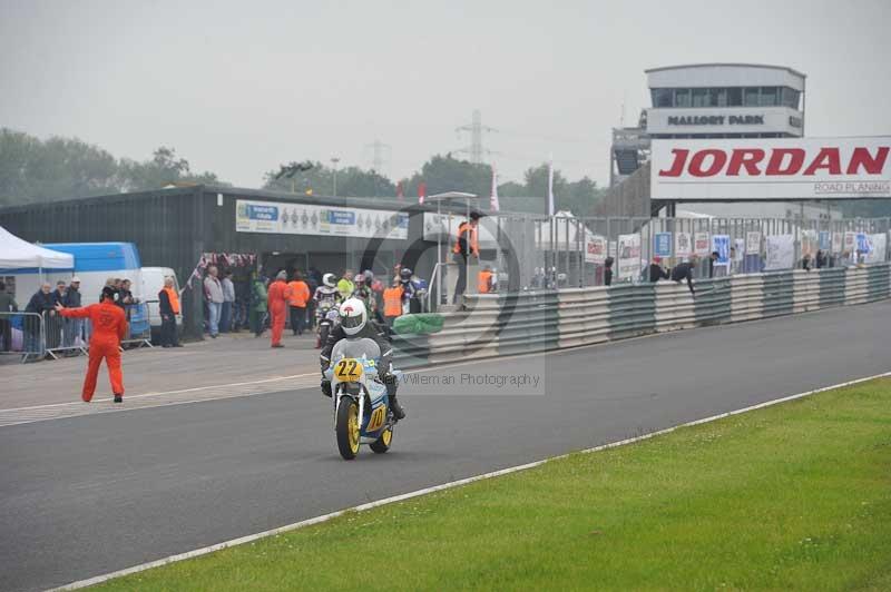 Mallory park Leicestershire;Mallory park photographs;Motorcycle action photographs;classic bikes;event digital images;eventdigitalimages;mallory park;no limits trackday;peter wileman photography;vintage bikes;vintage motorcycles;vmcc festival 1000 bikes