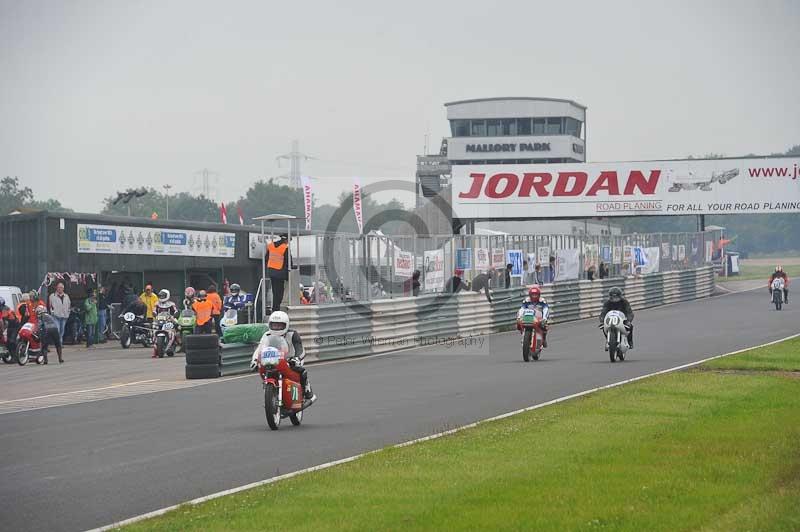 Mallory park Leicestershire;Mallory park photographs;Motorcycle action photographs;classic bikes;event digital images;eventdigitalimages;mallory park;no limits trackday;peter wileman photography;vintage bikes;vintage motorcycles;vmcc festival 1000 bikes