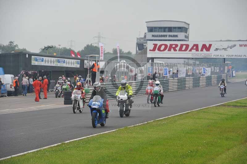 Mallory park Leicestershire;Mallory park photographs;Motorcycle action photographs;classic bikes;event digital images;eventdigitalimages;mallory park;no limits trackday;peter wileman photography;vintage bikes;vintage motorcycles;vmcc festival 1000 bikes