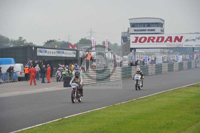 Mallory park Leicestershire;Mallory park photographs;Motorcycle action photographs;classic bikes;event digital images;eventdigitalimages;mallory park;no limits trackday;peter wileman photography;vintage bikes;vintage motorcycles;vmcc festival 1000 bikes