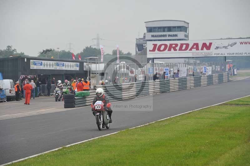 Mallory park Leicestershire;Mallory park photographs;Motorcycle action photographs;classic bikes;event digital images;eventdigitalimages;mallory park;no limits trackday;peter wileman photography;vintage bikes;vintage motorcycles;vmcc festival 1000 bikes