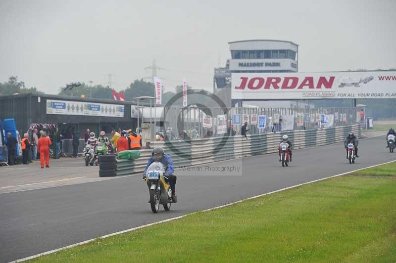 Mallory park Leicestershire;Mallory park photographs;Motorcycle action photographs;classic bikes;event digital images;eventdigitalimages;mallory park;no limits trackday;peter wileman photography;vintage bikes;vintage motorcycles;vmcc festival 1000 bikes