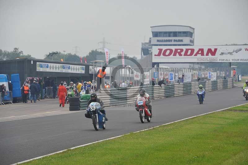 Mallory park Leicestershire;Mallory park photographs;Motorcycle action photographs;classic bikes;event digital images;eventdigitalimages;mallory park;no limits trackday;peter wileman photography;vintage bikes;vintage motorcycles;vmcc festival 1000 bikes