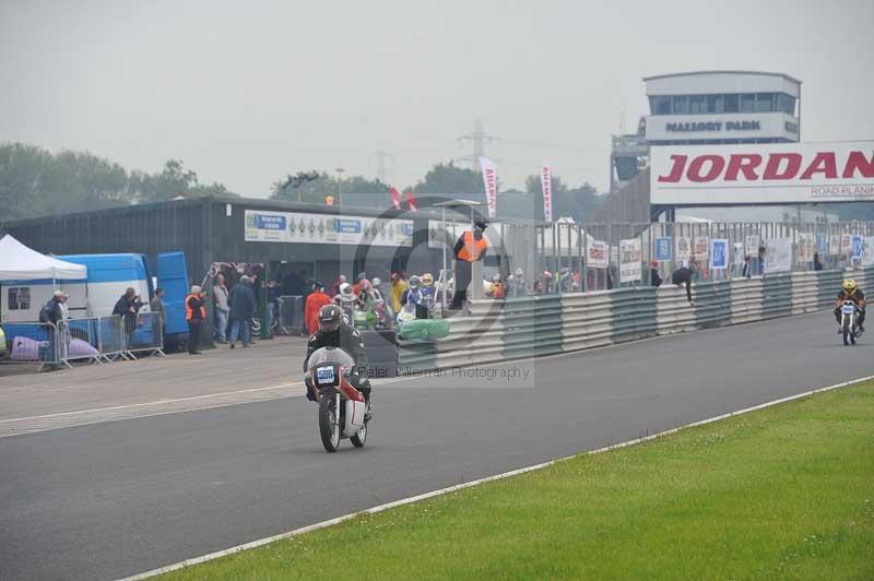 Mallory park Leicestershire;Mallory park photographs;Motorcycle action photographs;classic bikes;event digital images;eventdigitalimages;mallory park;no limits trackday;peter wileman photography;vintage bikes;vintage motorcycles;vmcc festival 1000 bikes