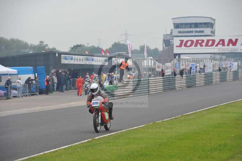 Mallory park Leicestershire;Mallory park photographs;Motorcycle action photographs;classic bikes;event digital images;eventdigitalimages;mallory park;no limits trackday;peter wileman photography;vintage bikes;vintage motorcycles;vmcc festival 1000 bikes