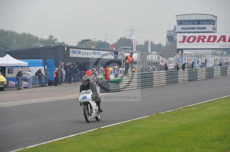 Mallory park Leicestershire;Mallory park photographs;Motorcycle action photographs;classic bikes;event digital images;eventdigitalimages;mallory park;no limits trackday;peter wileman photography;vintage bikes;vintage motorcycles;vmcc festival 1000 bikes