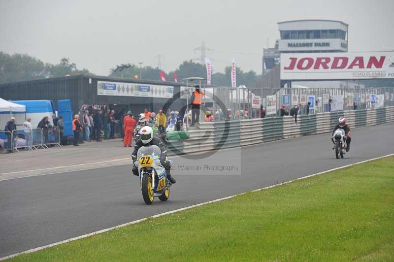 Mallory park Leicestershire;Mallory park photographs;Motorcycle action photographs;classic bikes;event digital images;eventdigitalimages;mallory park;no limits trackday;peter wileman photography;vintage bikes;vintage motorcycles;vmcc festival 1000 bikes