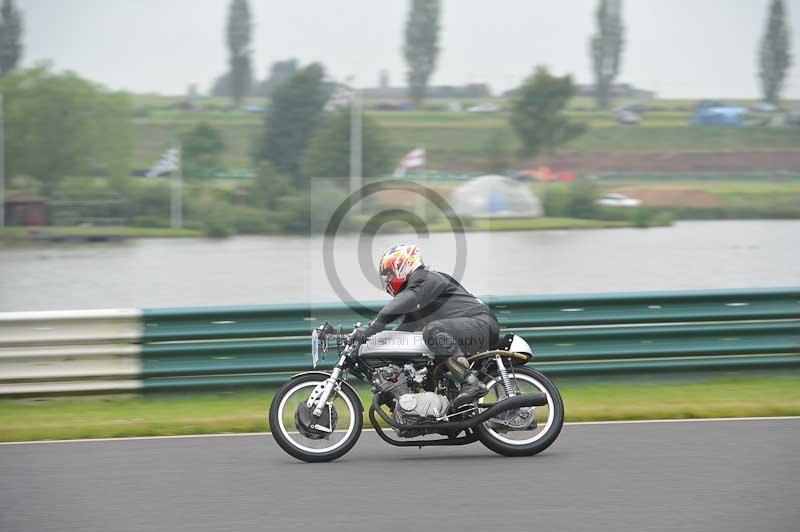 Mallory park Leicestershire;Mallory park photographs;Motorcycle action photographs;classic bikes;event digital images;eventdigitalimages;mallory park;no limits trackday;peter wileman photography;vintage bikes;vintage motorcycles;vmcc festival 1000 bikes