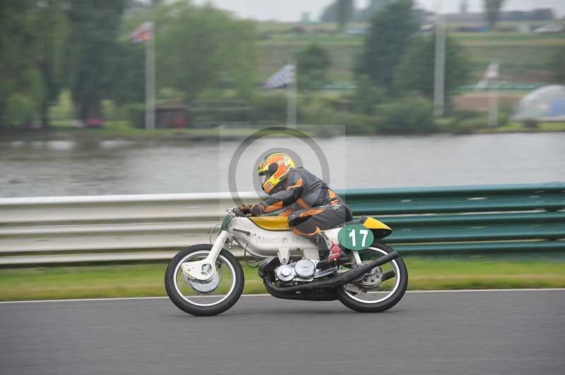 Mallory park Leicestershire;Mallory park photographs;Motorcycle action photographs;classic bikes;event digital images;eventdigitalimages;mallory park;no limits trackday;peter wileman photography;vintage bikes;vintage motorcycles;vmcc festival 1000 bikes