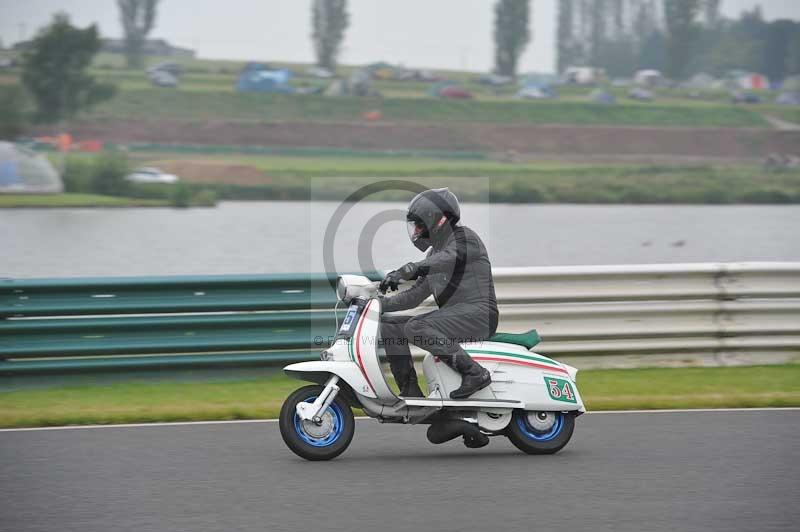 Mallory park Leicestershire;Mallory park photographs;Motorcycle action photographs;classic bikes;event digital images;eventdigitalimages;mallory park;no limits trackday;peter wileman photography;vintage bikes;vintage motorcycles;vmcc festival 1000 bikes
