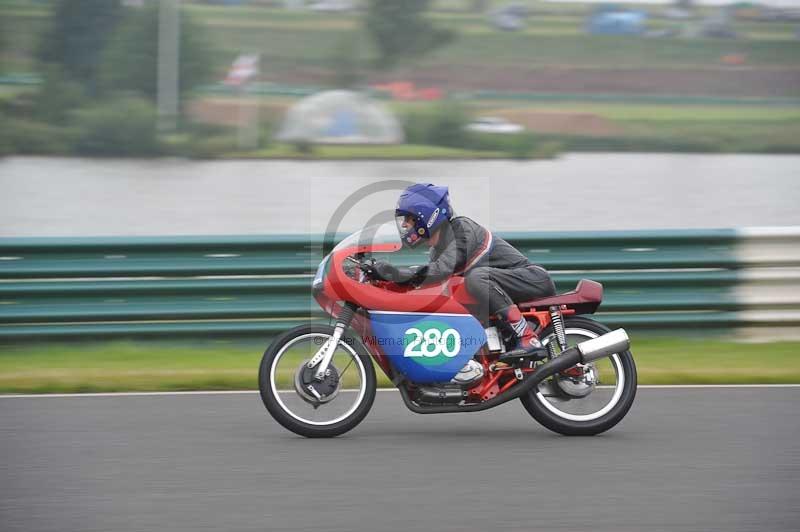 Mallory park Leicestershire;Mallory park photographs;Motorcycle action photographs;classic bikes;event digital images;eventdigitalimages;mallory park;no limits trackday;peter wileman photography;vintage bikes;vintage motorcycles;vmcc festival 1000 bikes