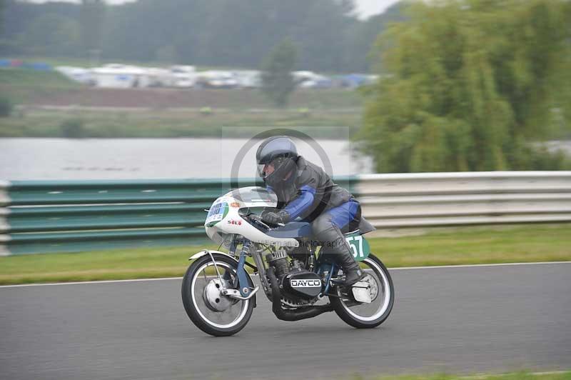 Mallory park Leicestershire;Mallory park photographs;Motorcycle action photographs;classic bikes;event digital images;eventdigitalimages;mallory park;no limits trackday;peter wileman photography;vintage bikes;vintage motorcycles;vmcc festival 1000 bikes