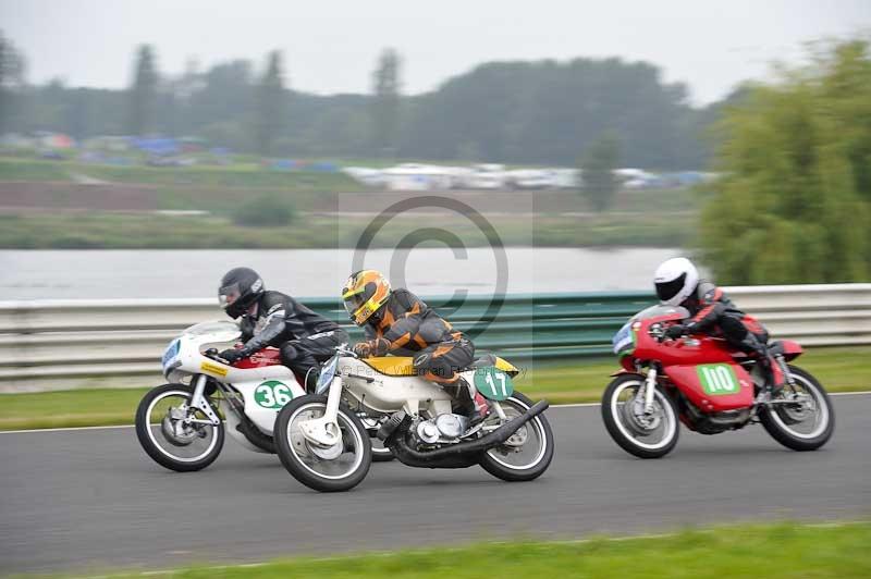 Mallory park Leicestershire;Mallory park photographs;Motorcycle action photographs;classic bikes;event digital images;eventdigitalimages;mallory park;no limits trackday;peter wileman photography;vintage bikes;vintage motorcycles;vmcc festival 1000 bikes