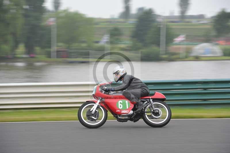 Mallory park Leicestershire;Mallory park photographs;Motorcycle action photographs;classic bikes;event digital images;eventdigitalimages;mallory park;no limits trackday;peter wileman photography;vintage bikes;vintage motorcycles;vmcc festival 1000 bikes