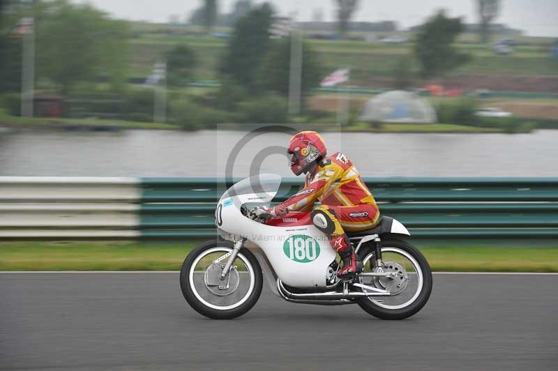 Mallory park Leicestershire;Mallory park photographs;Motorcycle action photographs;classic bikes;event digital images;eventdigitalimages;mallory park;no limits trackday;peter wileman photography;vintage bikes;vintage motorcycles;vmcc festival 1000 bikes