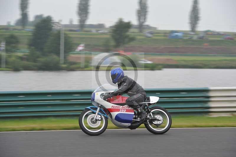 Mallory park Leicestershire;Mallory park photographs;Motorcycle action photographs;classic bikes;event digital images;eventdigitalimages;mallory park;no limits trackday;peter wileman photography;vintage bikes;vintage motorcycles;vmcc festival 1000 bikes