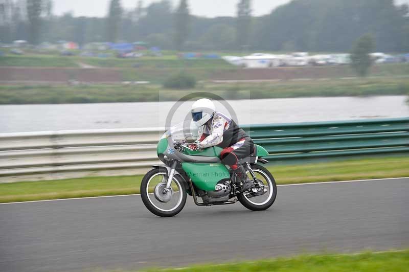 Mallory park Leicestershire;Mallory park photographs;Motorcycle action photographs;classic bikes;event digital images;eventdigitalimages;mallory park;no limits trackday;peter wileman photography;vintage bikes;vintage motorcycles;vmcc festival 1000 bikes