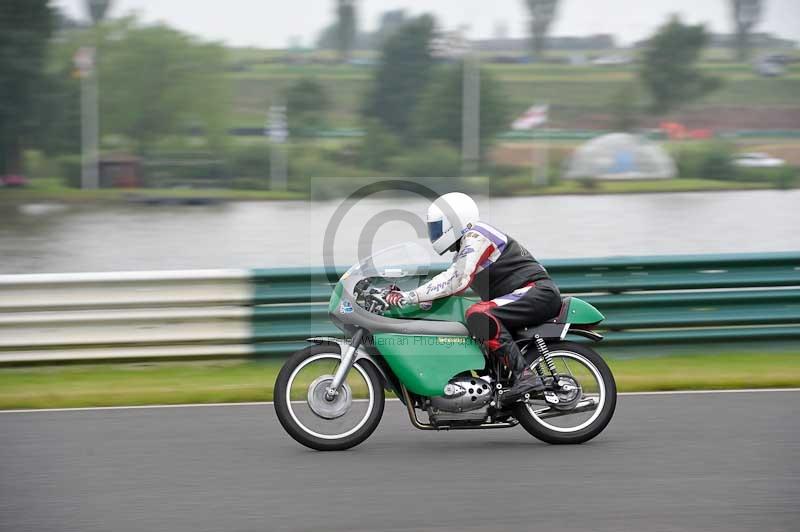 Mallory park Leicestershire;Mallory park photographs;Motorcycle action photographs;classic bikes;event digital images;eventdigitalimages;mallory park;no limits trackday;peter wileman photography;vintage bikes;vintage motorcycles;vmcc festival 1000 bikes