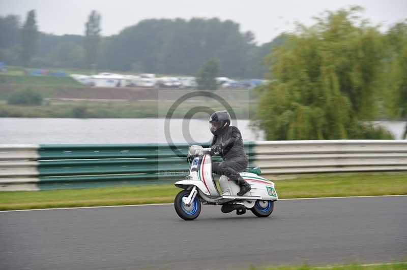 Mallory park Leicestershire;Mallory park photographs;Motorcycle action photographs;classic bikes;event digital images;eventdigitalimages;mallory park;no limits trackday;peter wileman photography;vintage bikes;vintage motorcycles;vmcc festival 1000 bikes