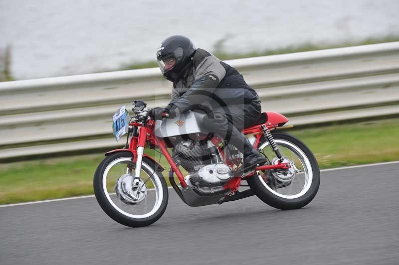 Mallory park Leicestershire;Mallory park photographs;Motorcycle action photographs;classic bikes;event digital images;eventdigitalimages;mallory park;no limits trackday;peter wileman photography;vintage bikes;vintage motorcycles;vmcc festival 1000 bikes