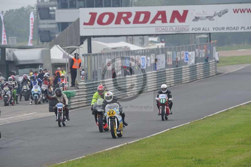 Mallory park Leicestershire;Mallory park photographs;Motorcycle action photographs;classic bikes;event digital images;eventdigitalimages;mallory park;no limits trackday;peter wileman photography;vintage bikes;vintage motorcycles;vmcc festival 1000 bikes