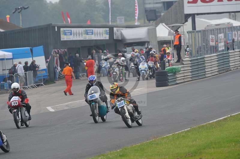 Mallory park Leicestershire;Mallory park photographs;Motorcycle action photographs;classic bikes;event digital images;eventdigitalimages;mallory park;no limits trackday;peter wileman photography;vintage bikes;vintage motorcycles;vmcc festival 1000 bikes