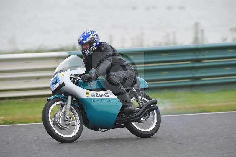 Mallory park Leicestershire;Mallory park photographs;Motorcycle action photographs;classic bikes;event digital images;eventdigitalimages;mallory park;no limits trackday;peter wileman photography;vintage bikes;vintage motorcycles;vmcc festival 1000 bikes