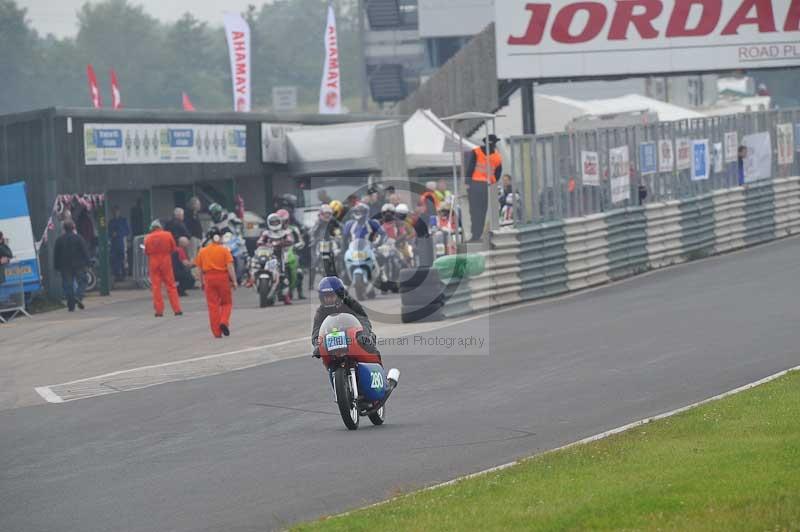 Mallory park Leicestershire;Mallory park photographs;Motorcycle action photographs;classic bikes;event digital images;eventdigitalimages;mallory park;no limits trackday;peter wileman photography;vintage bikes;vintage motorcycles;vmcc festival 1000 bikes