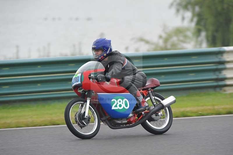 Mallory park Leicestershire;Mallory park photographs;Motorcycle action photographs;classic bikes;event digital images;eventdigitalimages;mallory park;no limits trackday;peter wileman photography;vintage bikes;vintage motorcycles;vmcc festival 1000 bikes