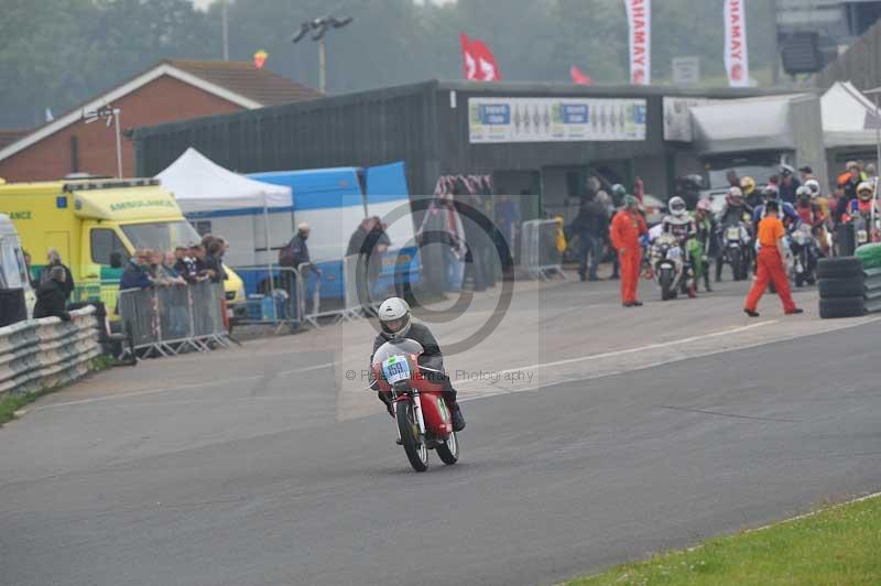 Mallory park Leicestershire;Mallory park photographs;Motorcycle action photographs;classic bikes;event digital images;eventdigitalimages;mallory park;no limits trackday;peter wileman photography;vintage bikes;vintage motorcycles;vmcc festival 1000 bikes