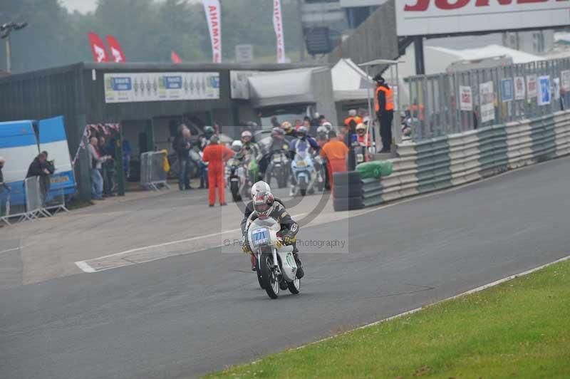 Mallory park Leicestershire;Mallory park photographs;Motorcycle action photographs;classic bikes;event digital images;eventdigitalimages;mallory park;no limits trackday;peter wileman photography;vintage bikes;vintage motorcycles;vmcc festival 1000 bikes