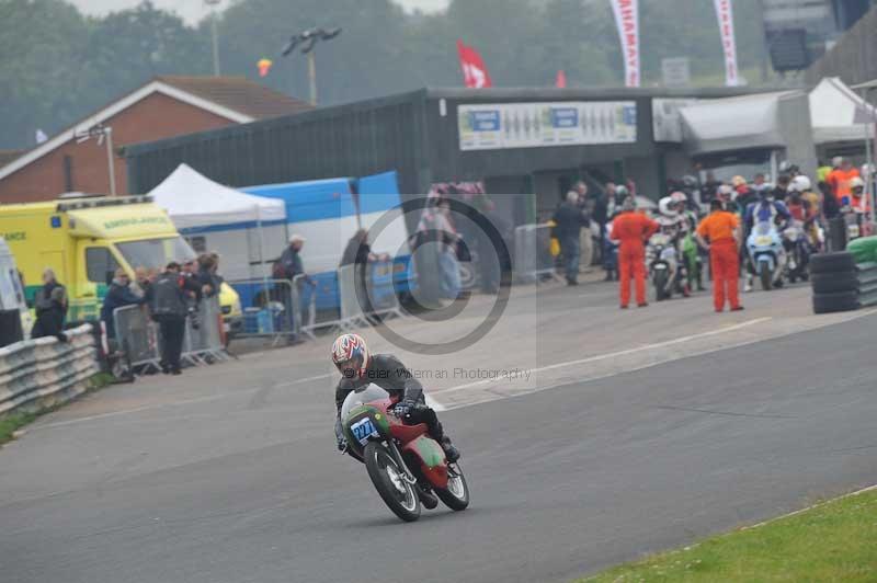 Mallory park Leicestershire;Mallory park photographs;Motorcycle action photographs;classic bikes;event digital images;eventdigitalimages;mallory park;no limits trackday;peter wileman photography;vintage bikes;vintage motorcycles;vmcc festival 1000 bikes