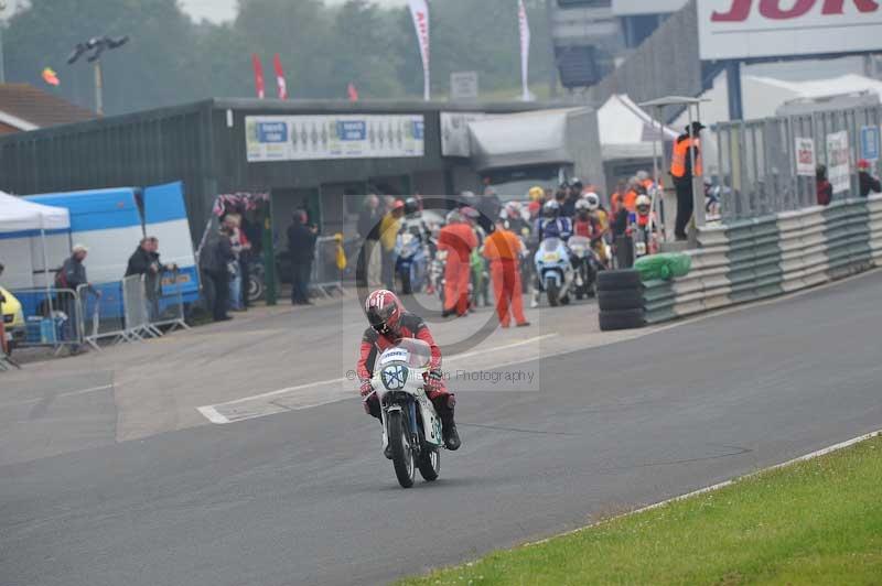 Mallory park Leicestershire;Mallory park photographs;Motorcycle action photographs;classic bikes;event digital images;eventdigitalimages;mallory park;no limits trackday;peter wileman photography;vintage bikes;vintage motorcycles;vmcc festival 1000 bikes