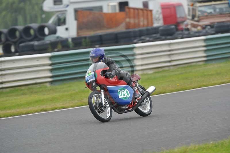 Mallory park Leicestershire;Mallory park photographs;Motorcycle action photographs;classic bikes;event digital images;eventdigitalimages;mallory park;no limits trackday;peter wileman photography;vintage bikes;vintage motorcycles;vmcc festival 1000 bikes