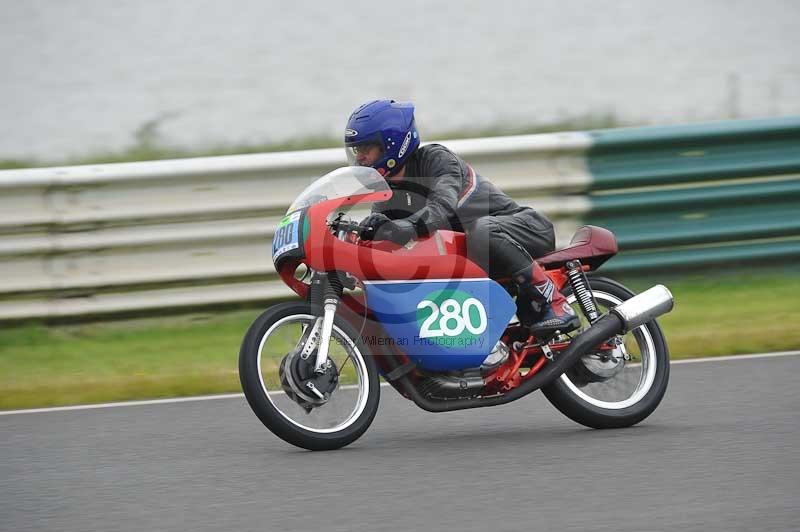 Mallory park Leicestershire;Mallory park photographs;Motorcycle action photographs;classic bikes;event digital images;eventdigitalimages;mallory park;no limits trackday;peter wileman photography;vintage bikes;vintage motorcycles;vmcc festival 1000 bikes