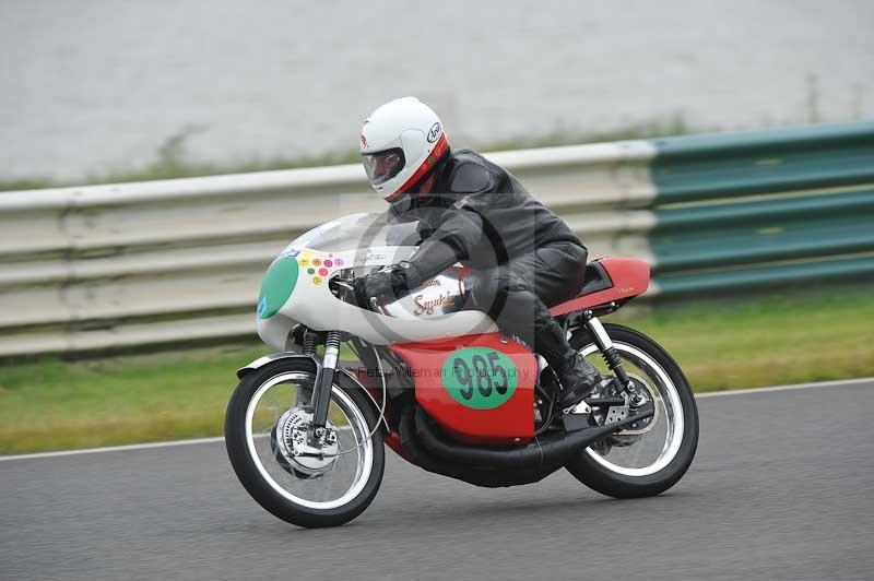 Mallory park Leicestershire;Mallory park photographs;Motorcycle action photographs;classic bikes;event digital images;eventdigitalimages;mallory park;no limits trackday;peter wileman photography;vintage bikes;vintage motorcycles;vmcc festival 1000 bikes