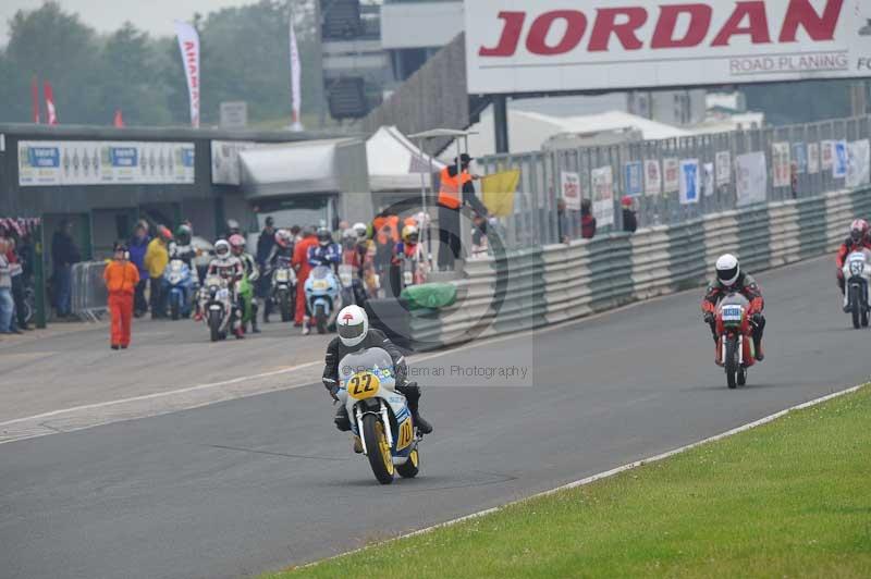 Mallory park Leicestershire;Mallory park photographs;Motorcycle action photographs;classic bikes;event digital images;eventdigitalimages;mallory park;no limits trackday;peter wileman photography;vintage bikes;vintage motorcycles;vmcc festival 1000 bikes