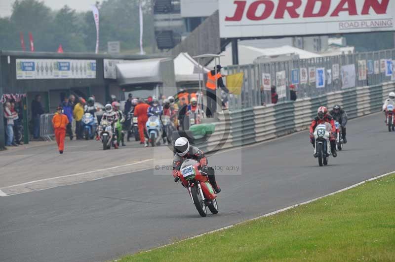 Mallory park Leicestershire;Mallory park photographs;Motorcycle action photographs;classic bikes;event digital images;eventdigitalimages;mallory park;no limits trackday;peter wileman photography;vintage bikes;vintage motorcycles;vmcc festival 1000 bikes